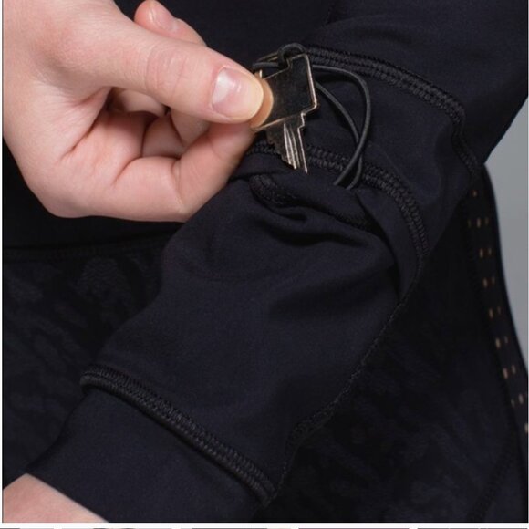 Lululemon Paddle Crop Top, Reversible, Black White, Size 6 - Picture 6 of 16